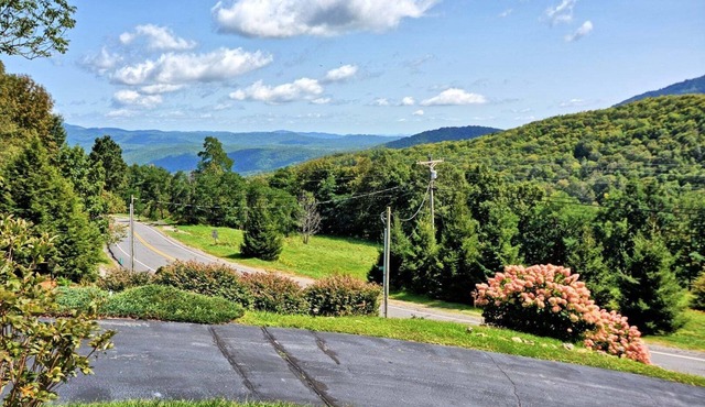 Stunning 3BR chalet in Seven Devils, NC, featuring mountain views and a hot tub. in Seven Devils