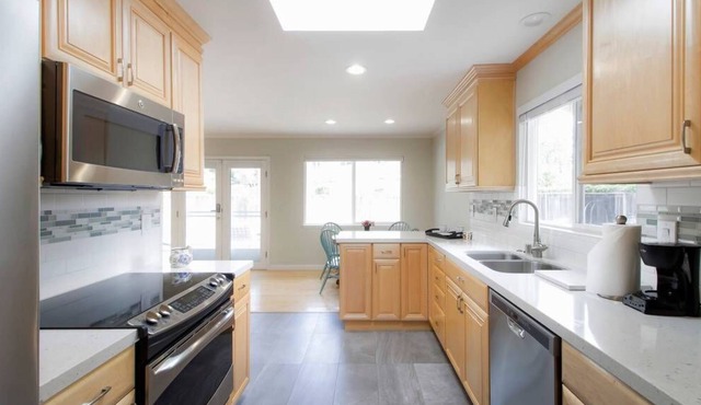Stunning Executive Corporate House on Tree-Lined Street - Dogs, 30+ Stays