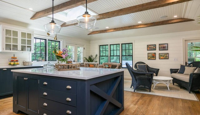 Stunning home w/private beach and hot tub. Sleeps 12. 9 mins to DT Portland.