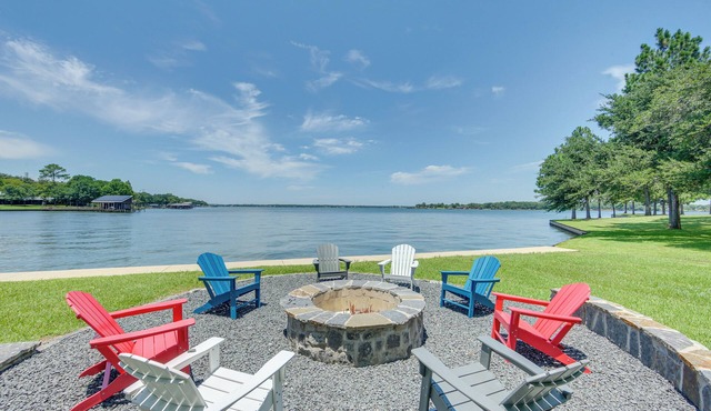 Stunning Lakefront Malakoff Home w/Dock & Deck