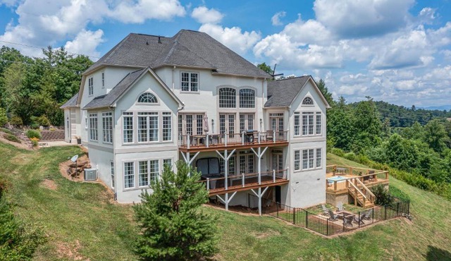 Stunning Modern Retreat! Year-Round Swim Spa | Hot Tub | Movie Room | Firepit
