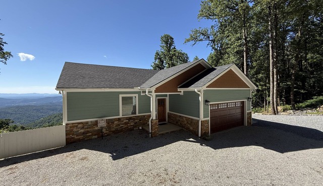Stunning mountain view home in Little Switzerland with large viewing deck