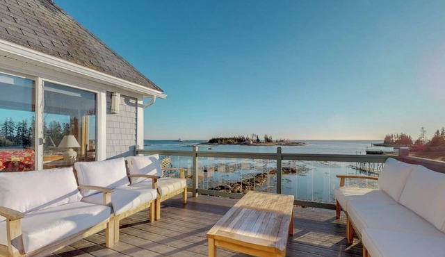 Stunning oceanfront cottage w/private deck and Atlantic views