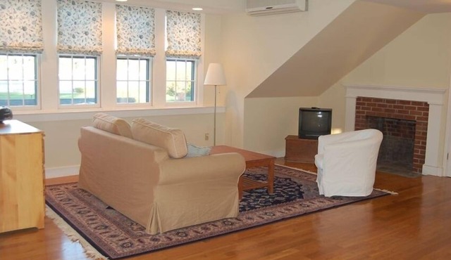Stunning Studio with Harbor Views - Downtown Historic District