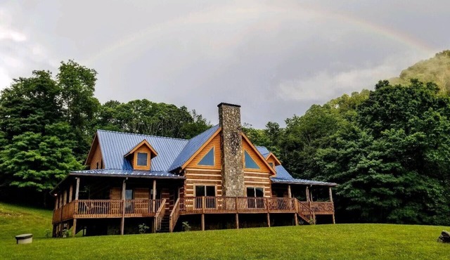 Stunning Views, 4Bd/4Ba Spacious Home between Asheville & Boone