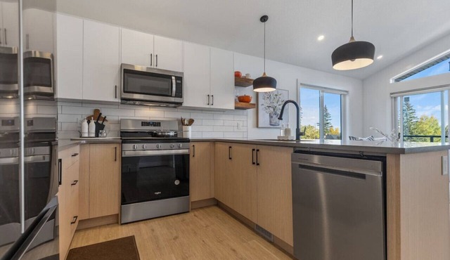 Stylish 2 Beds 2 Baths Townhome | Working desk in Calgary