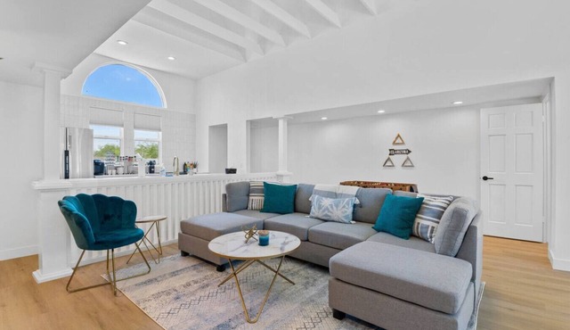 Stylish 2BR Desert Paradise | Mountain Views, Foosball, Parking