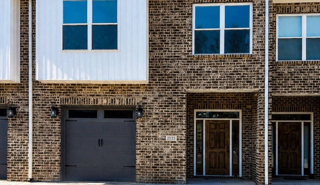 Stylish 3BR Townhome Minutes From UK & Downtown