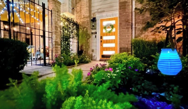 Stylish Retreat 5-Star Location, Deck & Pool!