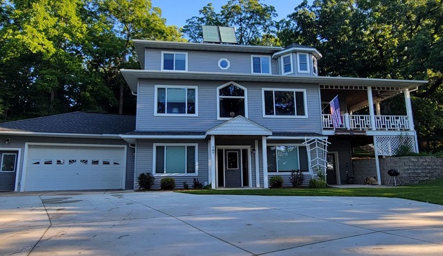 Stylish Riverview Escape in Decorah