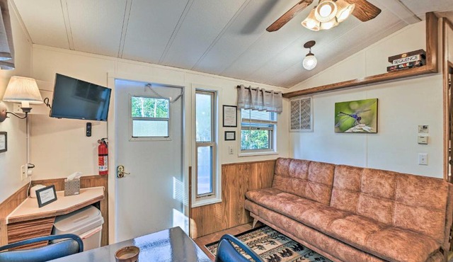 Sublime Dragonfly Cottage with Lake Access!