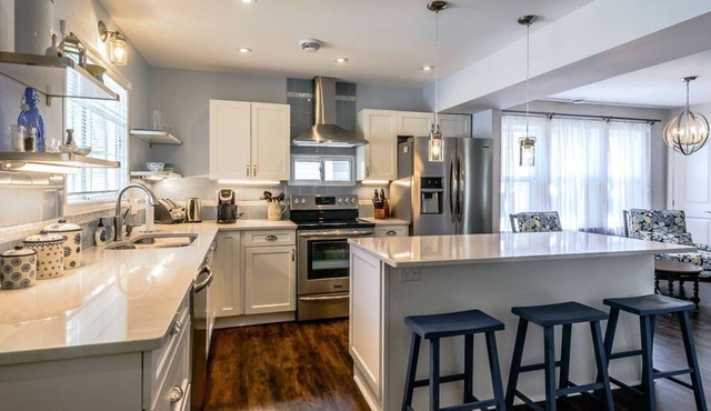 Summer Banks Paradise - 4 Minute walk to Beach, 25 Min drive to Niagara Falls in Crystal Beach