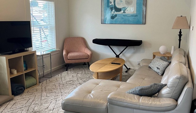 Sunny 1-bedroom house with patio, dishwasher, washer-dryer, bathtub, and AC.