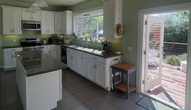 Sunny Oasis: Spacious 2-bedroom house w/beautiful backyard on a peaceful block