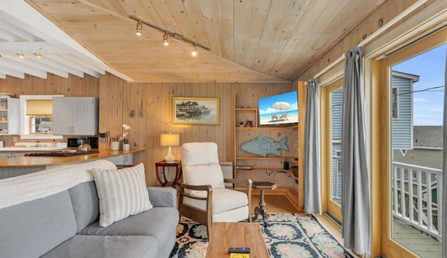 SunnySide Cottage with Pen Bay Views in Bayside