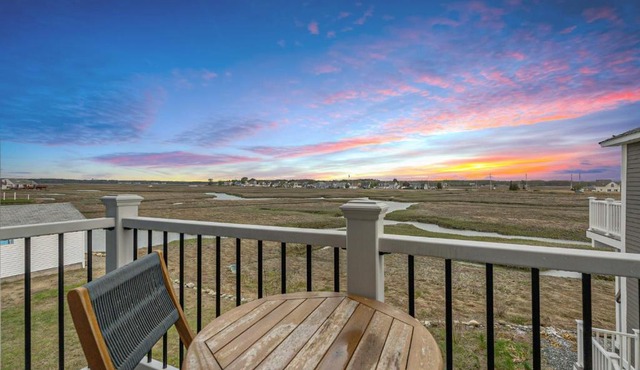 Sunset Views Balcony Marsh Views AC in Hampton