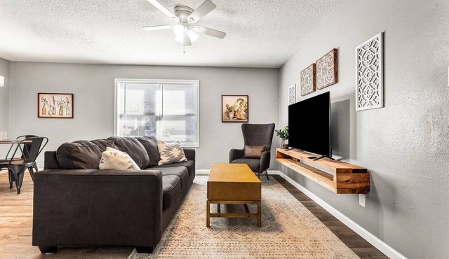 Sweet Home: 1st Floor, 2 Bdrm/Walk to A&M/King Beds
