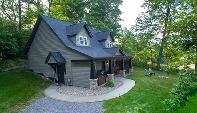 Sweet Private Cabin with Jacuzzi and Fire Pit in Ohio