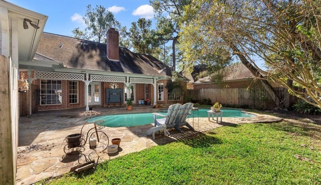 Take a break in this Woodlands oasis.