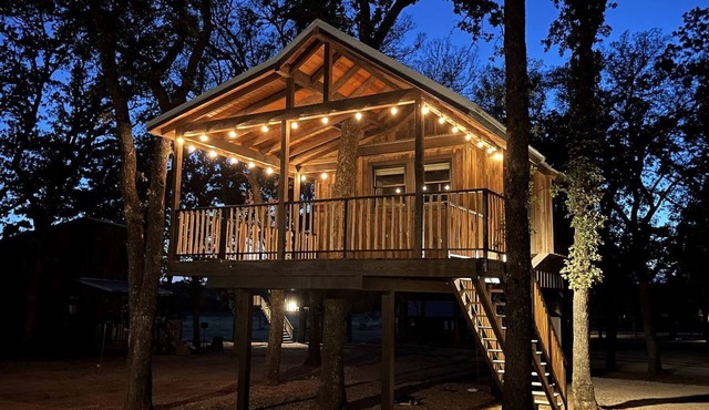 The Blue Jay Treehouse in Elm Mott, TX