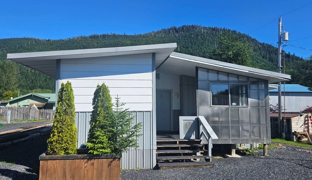 'The Bunkhouse' Apt. Suite E 3 bedroom