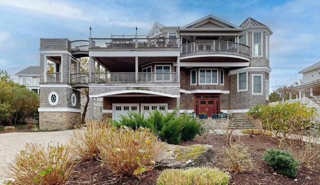 The Chancellery pet friendly house with private patio, balcony & grill