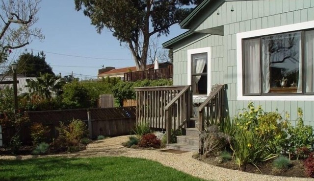 The Cottage- Fully equipped 1 bdrm house, 2 blks to awesome beach