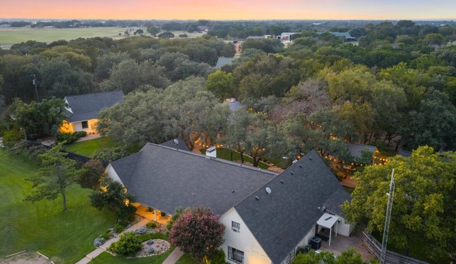 The Gathering House: Fun outdoor nature vibes w pool 15 minutes to Waco, TX.