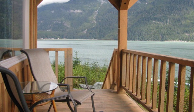 The Gathering Place Cabin #2, rustic cabin on the water, close to Chilkoot River