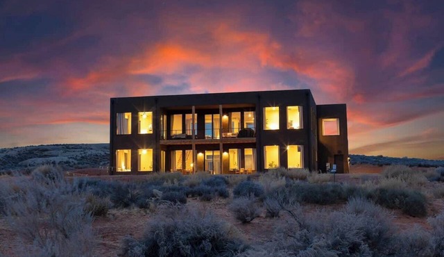 The Highlander: 4 Ensuites, 4000sf, Hot Tub, 16+
