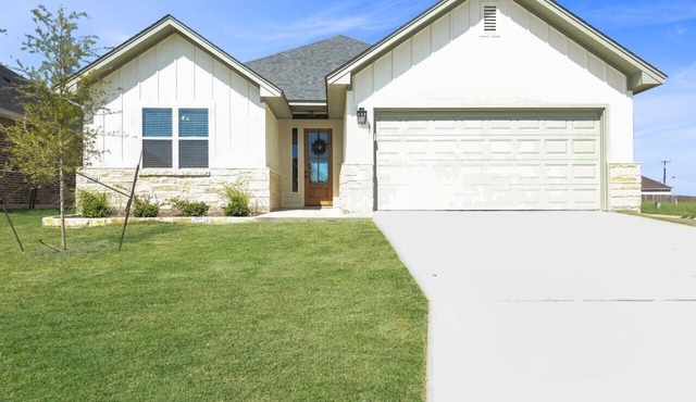 The Lambda House with Garage in Temple