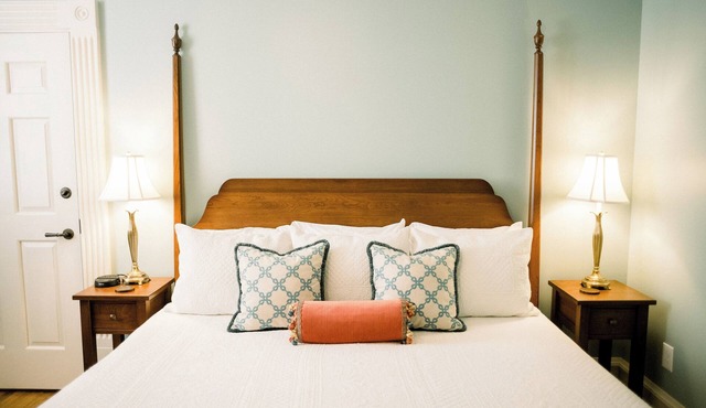 The Lieutenant's Suite: Sophisticated & Stylish Stay in Millersburg