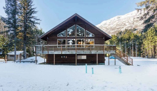 The Monarch Lower Level | Updated 3BR Suite| Patio