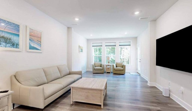 The Peninsula townhome w/indoor/outdoor pools, on-site golf & tennis/pickleball