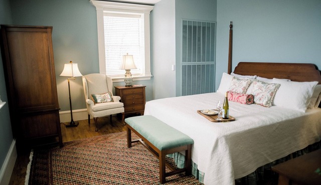 The Private's Suite: Elegant King Room in Heritage Estate