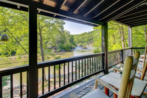 'The River Rest' Ellijay Cabin w/Hot Tub!