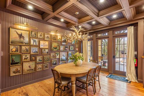 The Royce on Spring - High-End Family Getaway in Newport