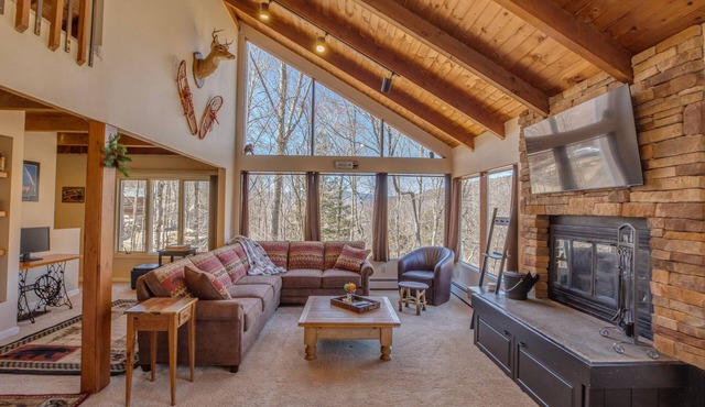 The Rustic Elk: A Serene & Picturesque White Mountain Retreat by Loon with A/C