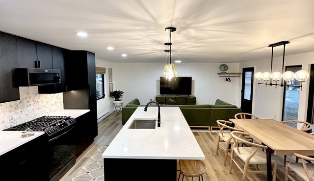 The Sapling - hot tub, outdoor fireplace & grill close to airport, shopping