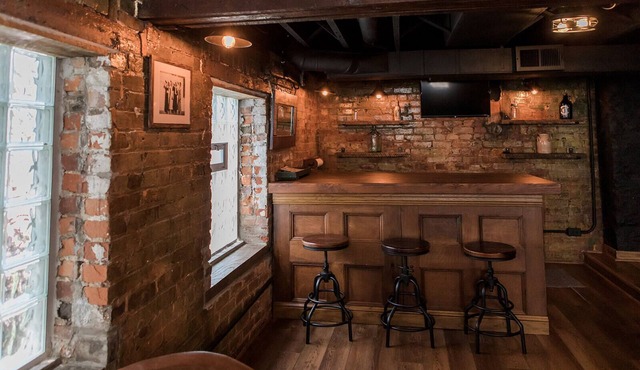 The Speakeasy-Walk to OTR, Basement Bar, Cozy Stay
