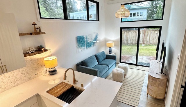 The Sprout - gas fire-pit, grilling staton, hot tub, close to shops & hiking