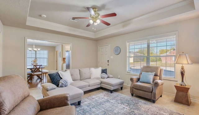 The Sterling House: 4BR Near Texas A&M + Grill