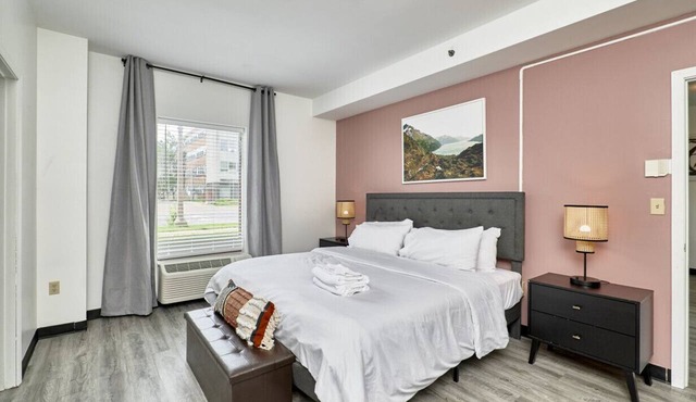 The West End Hotel- 1 Bd Master Suite