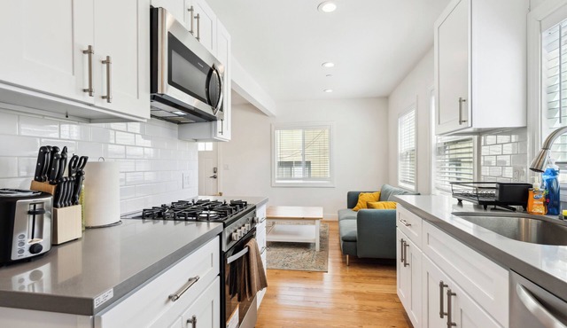This lovely 3BR apartment in Berkeley offers comfort and convenience