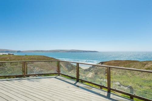 Tide Pool! PERFECT Location! AMAZING views! Short Walk to Beach! Hot Tub! Game Room! BBQ! Fast WiFi! Dog Friendly!