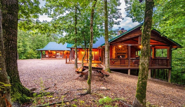 Timber Rock Lodge-Mountain Retreat: Pool Table, Gathering, ADA compliant, Creek