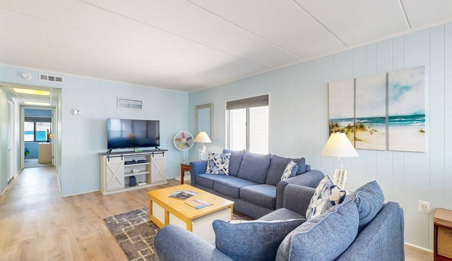 Top-floor condo with balcony, walk 1 minute to the beach