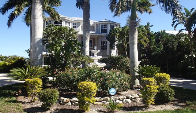Tropical breezes, dolphins, sea birds, fragrant flowers, and expansive bay views