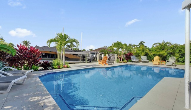 Tropical vacation retreat! Waterfront and Heated pool!