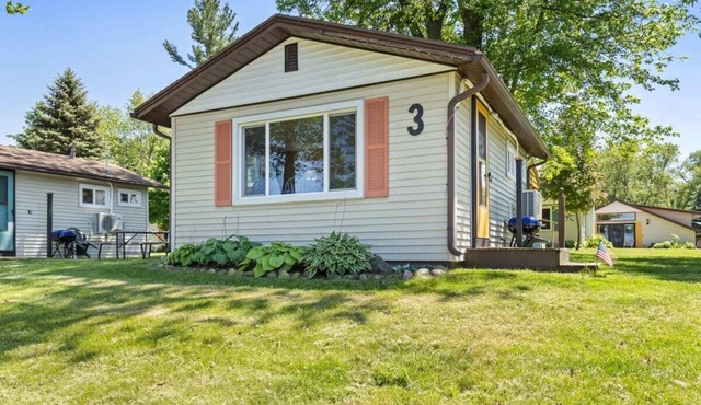Twin bed cottage on Chippewa Lake with pickleball court